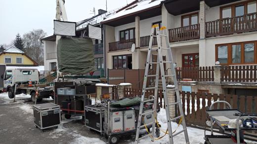 V novoborské části Nová Skalice natáčení filmaři scény do seriálu Táta