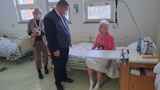 Uherskohradišťská nemocnice, generální vikář Olomoucké arcidiecéze Ladislav Švirák v rozhovoru s pacientkou
