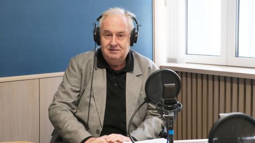 Jan Adam ve studiu Českého rozhlasu Hradec Králové