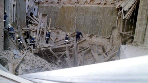 Záchranáři pátrají po osobách zavalených v troskách brněnského domu na náměstí Svobody (říjen 1997)