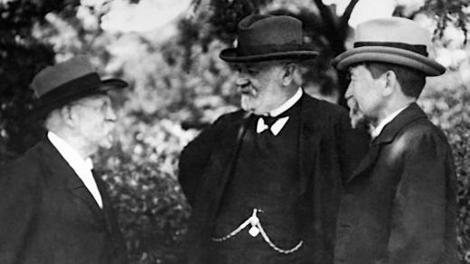 Zleva: spisovatel Alois Jirásek, lékař MUDr. Josef Thomayer, spisovatel Karel Václav Rais