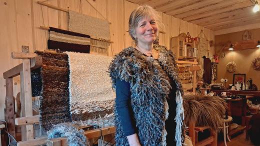 Jana Voháňková v Arnolticích chová ovce a z jejich vlny vyrábí ve své dílně vegetariánské kožešiny