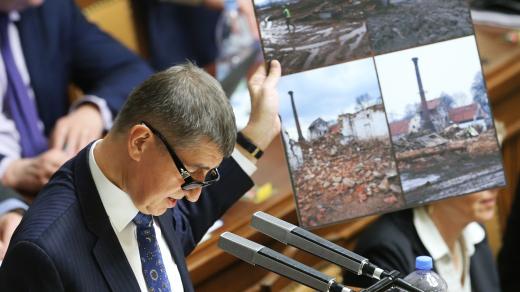 Andrej Babiš (ANO) obhajuje Čapí hnízdo ve Sněmovně (březen 2016)