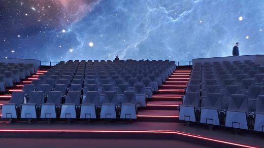 Pohodlná křesla v sále umožňují zaklonit hlavu a sledovat celooblohový pořad v LED kopuli