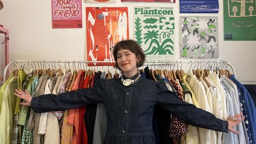 Natálie má místo skříně dva velké štendry, které jsou zároveň ozdobou bytu