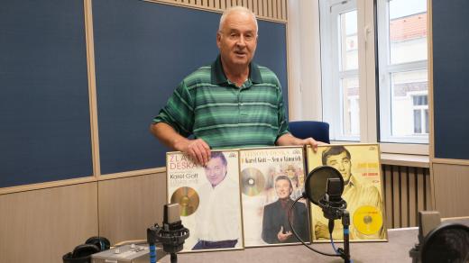 Jan Adam ve studiu Českého rozhlasu Hradec Králové