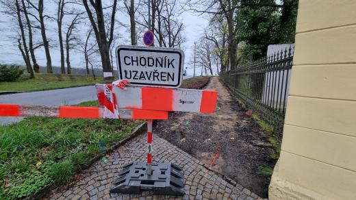 Chodník na hrázi třeboňského rybníka Svět