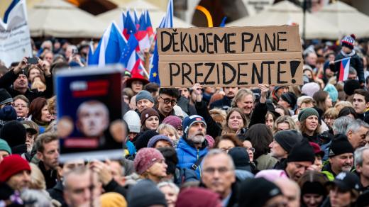 Demonstrace spolku Milion chvilek pro demokracii proti vzniku vlády ANO, SPD a Motoristů nazvaná Česko není na prodej