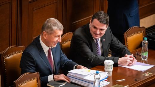 Premiér Andrej Babiš (ANO) a ministr zahraničních věcí a dočasný ministr životního prostředí Petr Macinka (Motoristé) na schůzi Sněmovny