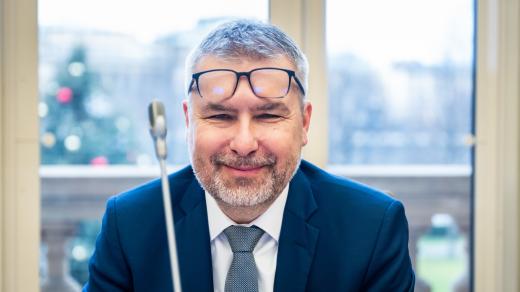 Ministr zemědělství Martin Šebestyán (za SPD) na zasedání nové vlády ANO, SPD a Motoristů,