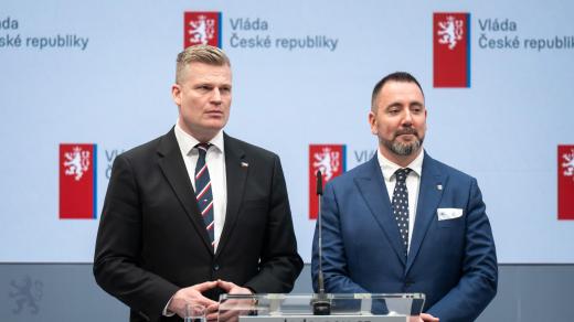 Zleva vládní zmocněnec pro klimatickou politiku a Green Deal Filip Turek a nový kandidát na ministra životního prostředí, poslanec Igor Červený (oba Motoristé) na tiskové konferenci po schůzi vlády,