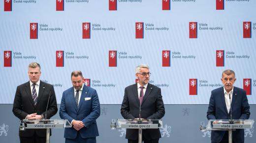 Zleva vládní zmocněnec pro klimatickou politiku a Green Deal Filip Turek a nový kandidát na ministra životního prostředí, poslanec Igor Červený (oba Motoristé), Lubomír Metnar a Andrej Babiš (oba ANO) na tiskové konferenci po schůzi vlády