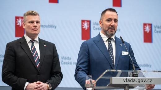 Zleva vládní zmocněnec pro klimatickou politiku a Green Deal Filip Turek a nový kandidát na ministra životního prostředí, poslanec Igor Červený (oba Motoristé) na tiskové konferenci po schůzi vlády
