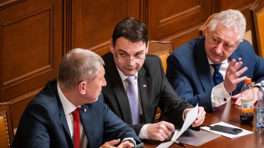 Zprava ministr obrany Jaromír Zůna (za SPD), ministr zahraničních věcí a dočasný ministr životního prostředí Petr Macinka (Motoristé) a premiér Andrej Babiš (ANO) ve Sněmovně