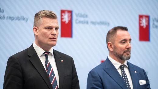 Zleva vládní zmocněnec pro klimatickou politiku a Green Deal Filip Turek a nový kandidát na ministra životního prostředí, poslanec Igor Červený (oba Motoristé) na tiskové konferenci po schůzi vlády