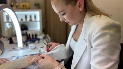 Anna pracovala v nehtovém studiu už v Irpini a v Kadani začínala jako zaměstnankyně