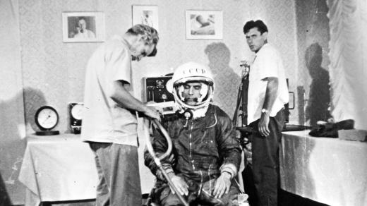 Vladimir Komarov ve skafandru, říjen 1964