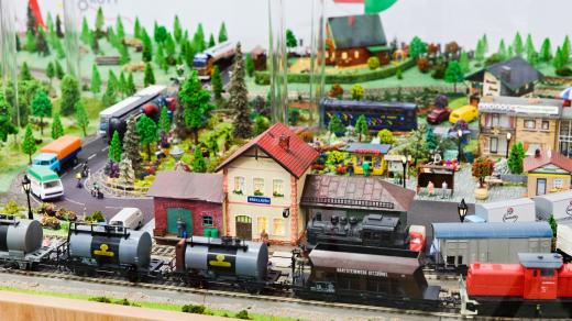 Malé modelové kolejiště vytvořil jeden z pracovníků muzea Vladimír Košár. Radost dělá malým i velkým