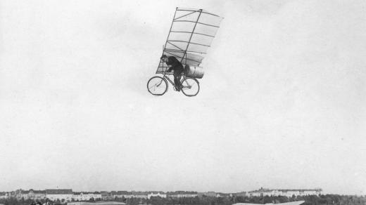 Max Wiedenhöft letí se svým raketovým kolem nad polem u Berlína (kolem roku 1930)