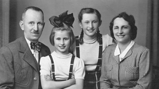 Rodina Holých – zleva otec Stanislav, pamětnice Ilona Holá, sestra Eva Holá a maminka Albína Holá, 1946