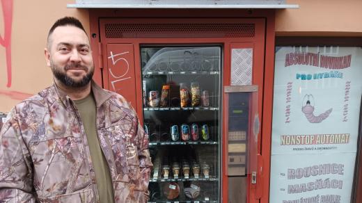 V automatu si můžete koupit cokoliv – třeba návnady a červy pro rybáře. Na snímku Pavel Švábenský.