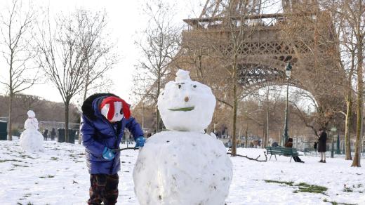 Dítě pod Eiffelovou věží v Paříži