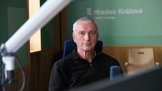 Oldřich Vyšata ve studiu Českého rozhlasu Hradec Králové