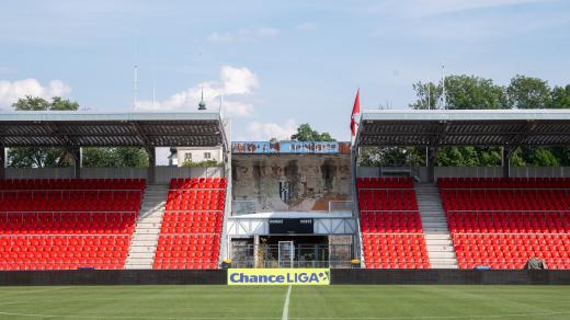 Budova s tribunou chátrá. Jde přitom o poslední dochovaný fragment původního Masarykova všesportovního stadionu z roku 1931