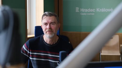 Karel Mls ve studiu Českého rozhlasu Hradec Králové