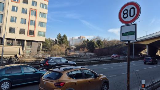 Silničáři v Brně nestihli včas vyměnit všechny značky městského okruhu, ty staré po deseti letech neplatí