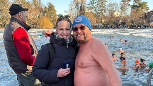 Zpravodajka Bára Vránová s otužilcem Dodem