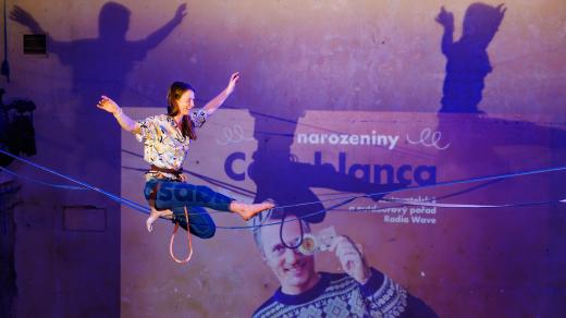 Katka Zíková na slack line v divadle X10, oslava 20 let podcastu Casablanca