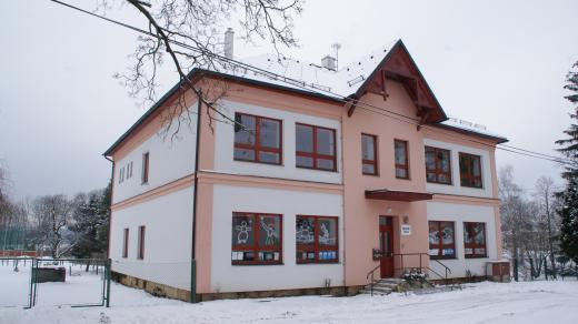 Budova školy stojí hned u kostela
