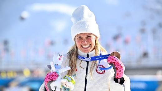 Běžkařská legenda Jessie Digginsová s bronzovou medailí z olympijských her v Miláně a Cortině