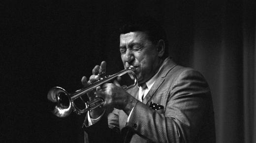 Americký zpěvák, trumpetista a herec Louis Prima