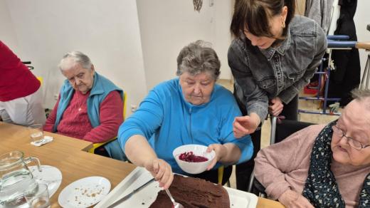 Společné pečení seniorů z Lukova s vyhlášenou pražskou cukrářkou Daškou Tylčerovou