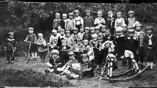 Děti z mateřské školy v kongregační zahradě Školských sester de Notre Dame, 1927
