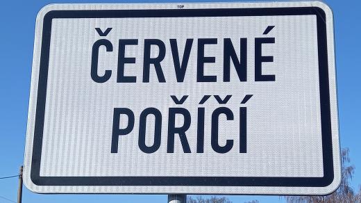 Barva střechy zámku se promítla do názvu obce