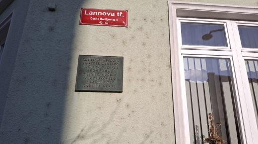 V původní budově stojící na tomto místě na Lannově třídě sídlilo za války gestapo, takřka naproti o něco později STB