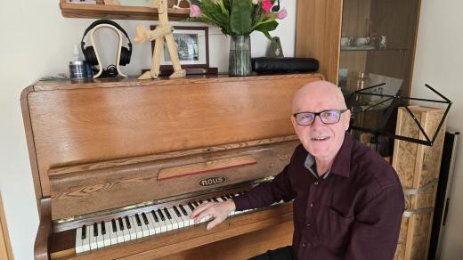 Soška Jivínského Štefana našla své důstojné místo v rodině učitele, muzikanta, dirigenta,  sbormistra a učitele Jaromíra Soukupa na pianě