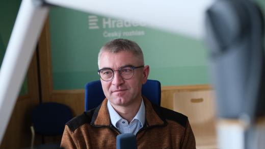 David Neumann ve studiu Českého rozhlasu Hradec Králové