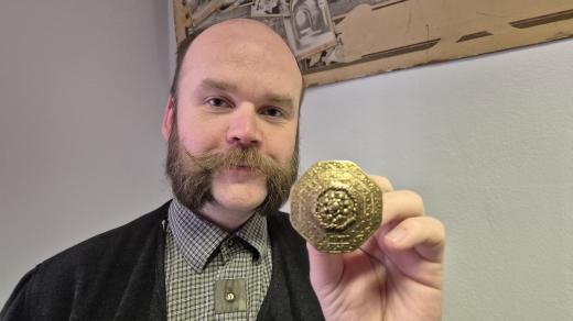 Historik Štěpán Karel Odstrčil s chebským knoflíkem, pozapomenutým fenoménem Chebska