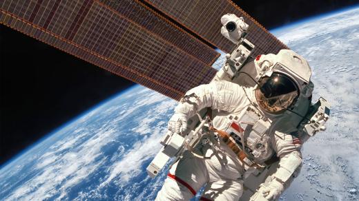 Astronaut u Mezinárodní vesmírné stanice ISS