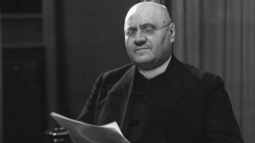 Bohumil Stašek v rozhlasovém studiu (třicátá léta)