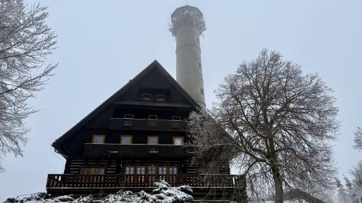 K rozhledně už neodmyslitelně patří i chata. Ta u původní věže nebyla