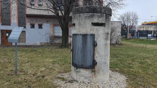 Einmannbunker neboli jednomužný bunkr pojmul pouze jediného člověka