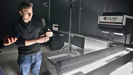 Zázemí Veletržního paláce v Praze, digitalizaci uměleckých děl přibližuje vedoucí oddělení fotografické dokumentace David Stecker