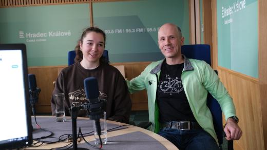 Simona Bubeníčková a David Šrůtek ve studiu Českého rozhlasu Hradec Králové