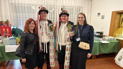 Krojový ples v Čejkovicích. Na snímku stárci s Jarkou Vykoupilovou a Barborou Turčanovou