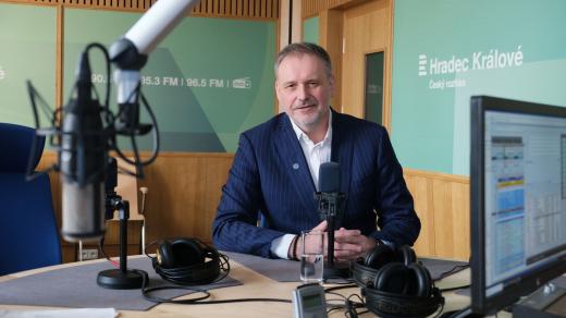 Jan Holásek ve studiu Českého rozhlasu Hradec Králové